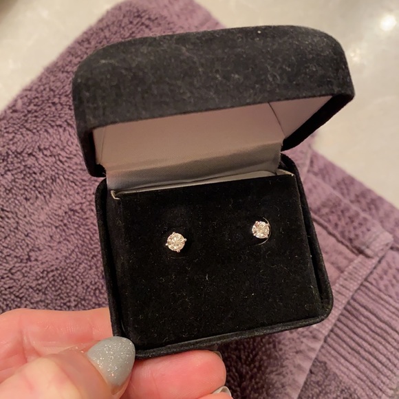 O.81 CT Diamond Earrings - Picture 8 of 8